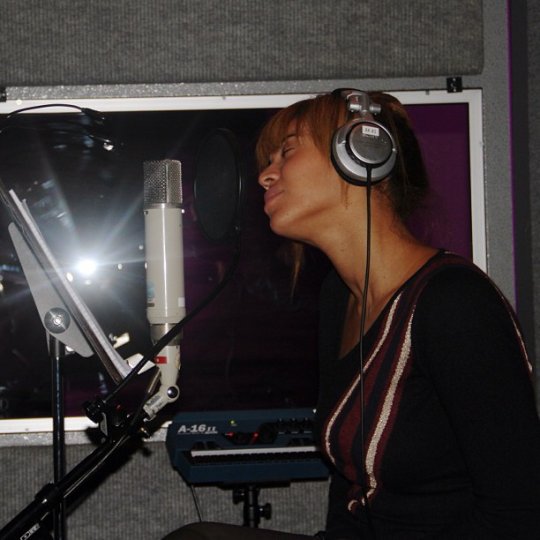 Beyoncé Shares Exclusive Moment In Studio (News)
