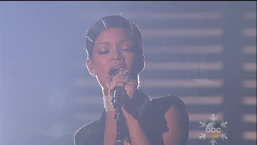 Rihanna Performs “Diamonds” At The 2013 AMA’s (Video)