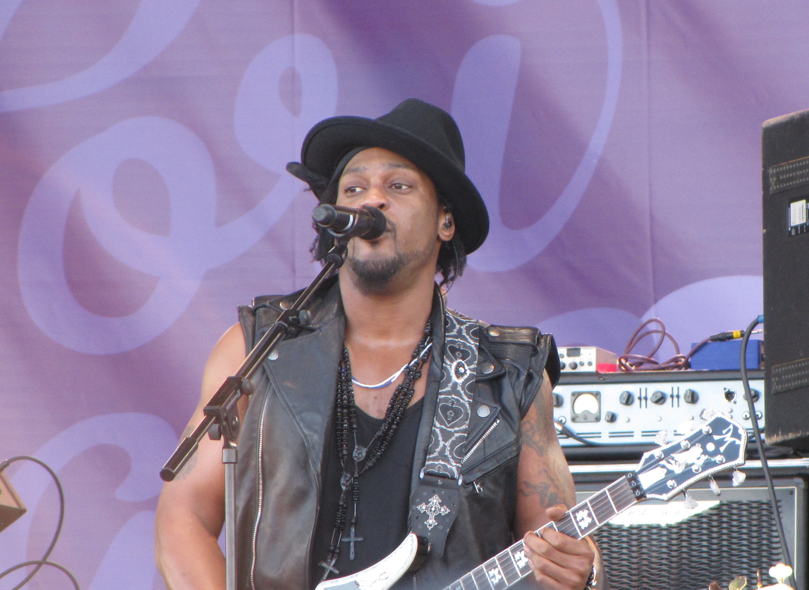 D’Angelo and The Vanguard – “Sugah Daddy” (Audio)