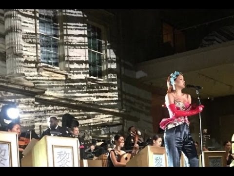 Rihanna Performs At Met Gala 2015 (Video)