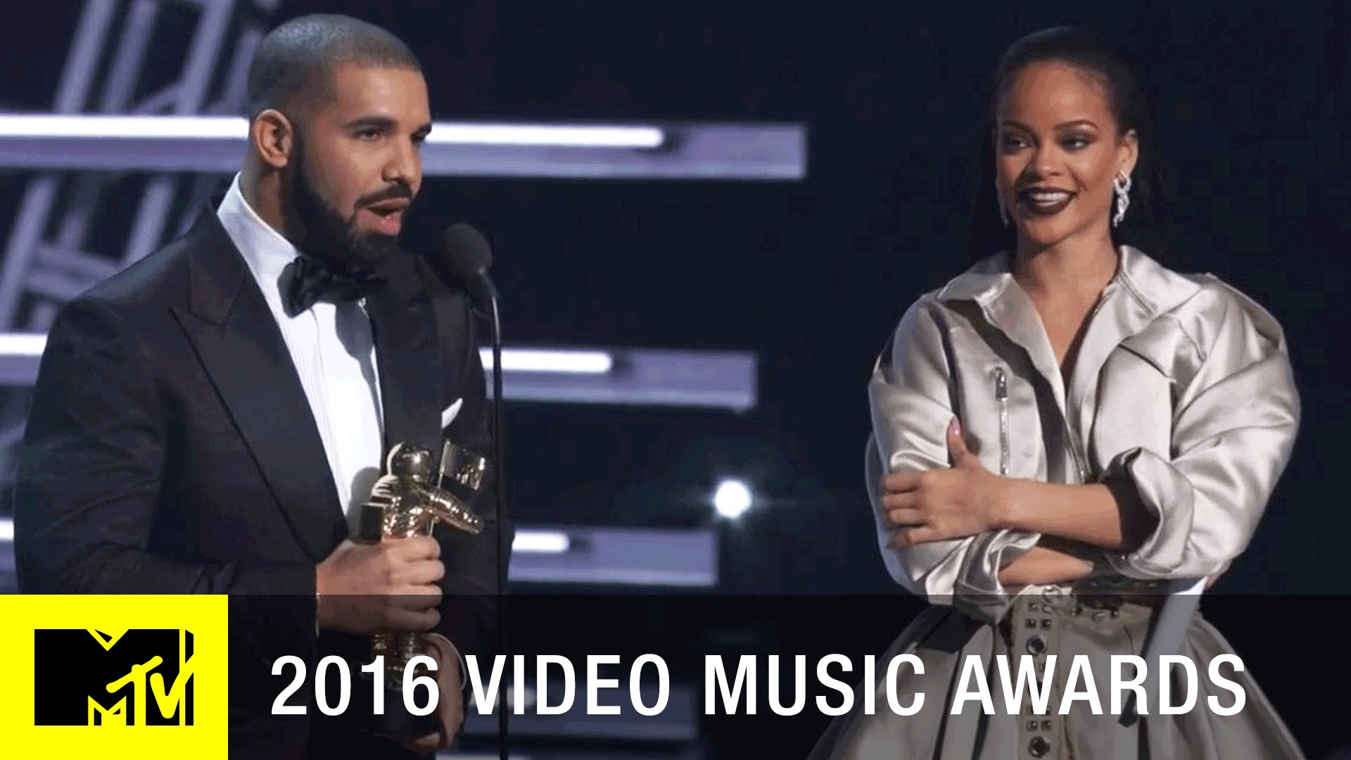 Drake Presents Rihanna With 2016 Michael Jackson Video Vanguard Award At VMAs [VIDEO]