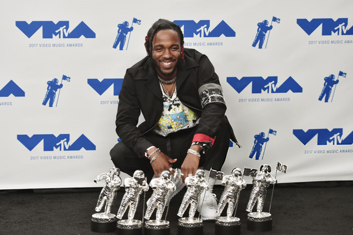 Kendrick Lamar Wins Six Moon Persons & Performs ‘DAMN.’ Medley At VMAs [PEEP]