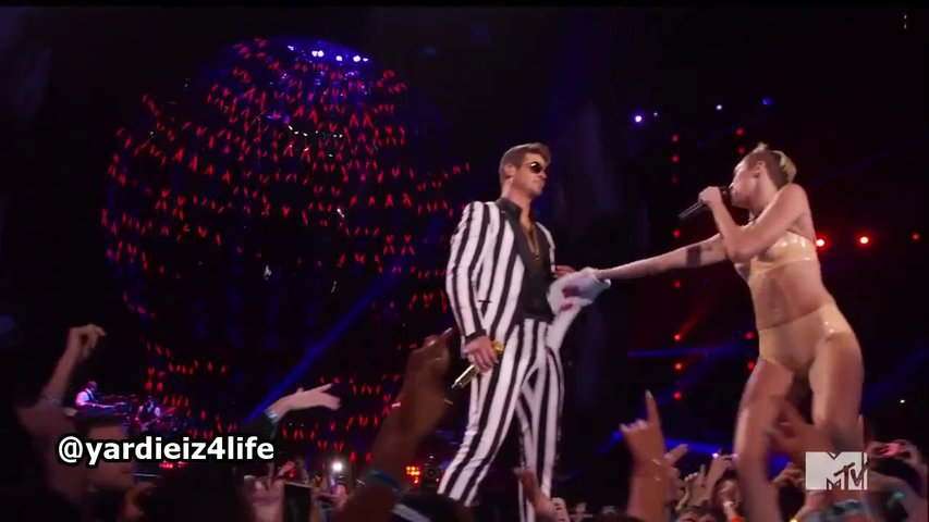 Miley Cyrus, Robin Thicke, Kendrick Lamar & 2 Chainz Perform At VMA’s (Video)